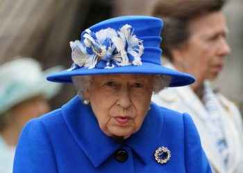 Tras cancelar un viaje, la reina Isabel II pasó la noche en un hospital