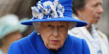 Tras cancelar un viaje, la reina Isabel II pasó la noche en un hospital
