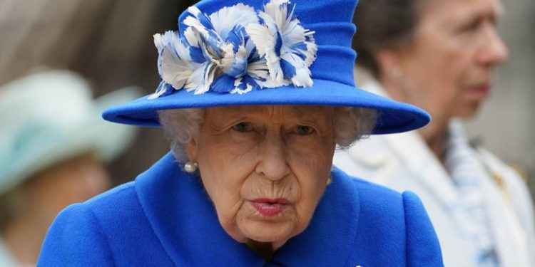 Tras cancelar un viaje, la reina Isabel II pasó la noche en un hospital