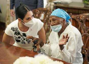 Primera dama sorprende con vivienda a señora de 111 años