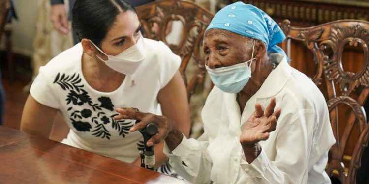Primera dama sorprende con vivienda a señora de 111 años