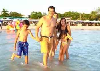 Wellington y su familia se bañan en Boca Chica y demuestran aguas están aptas