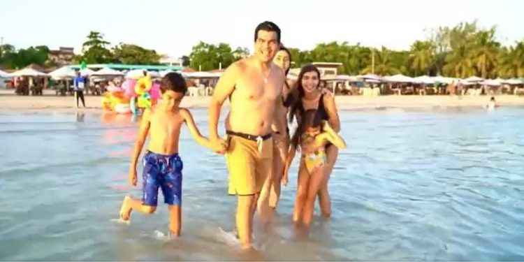 Wellington y su familia se bañan en Boca Chica y demuestran aguas están aptas