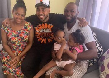 Romeo Santos visita a niñas en San Cristóbal que necesitan ayuda