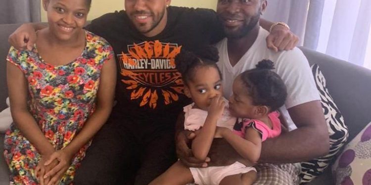 Romeo Santos visita a niñas en San Cristóbal que necesitan ayuda