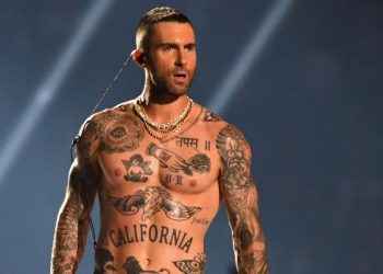 La inesperada reacción de Adam Levine cuando una fan salta al escenario durante un concierto