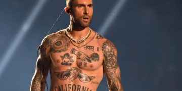 La inesperada reacción de Adam Levine cuando una fan salta al escenario durante un concierto