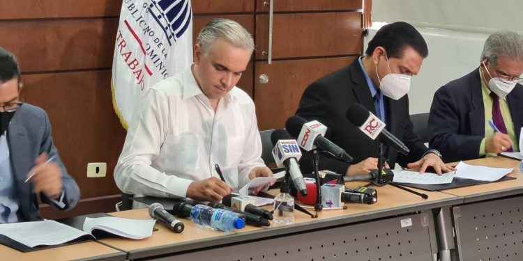 Acuerdo del gobierno con CMD y ARS incluye trasplante renal y reconstrucción por cáncer de mama