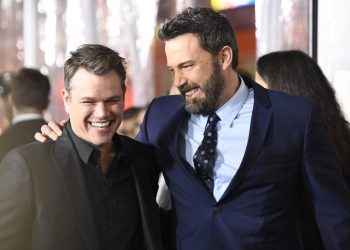 Ben Affleck y Matt Damon revelaron por qué su primer beso en pantalla fue eliminado de «The Last Duel»