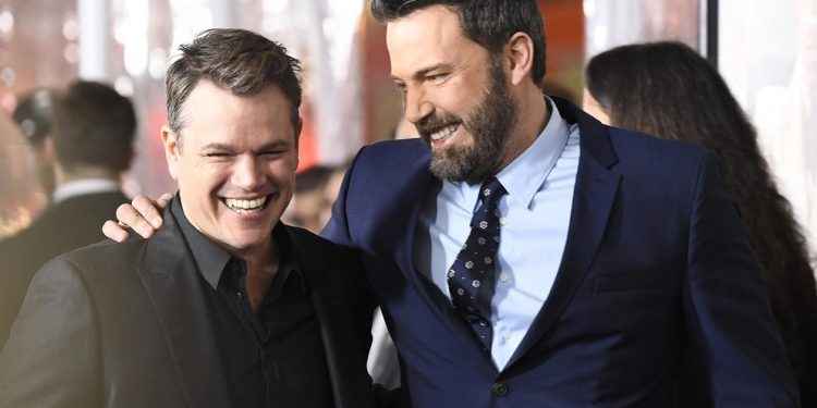 Ben Affleck y Matt Damon revelaron por qué su primer beso en pantalla fue eliminado de «The Last Duel»