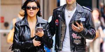 La ex de Travis Barker reacciona ante el tatuaje que él se ha hecho de Kourtney para ocultar el suyo
