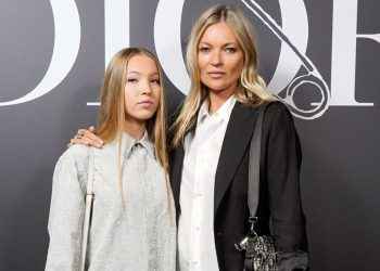 Hija de Kate Moss desfila en la pasarela con su aparato de insulina en el muslo