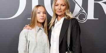 Hija de Kate Moss desfila en la pasarela con su aparato de insulina en el muslo