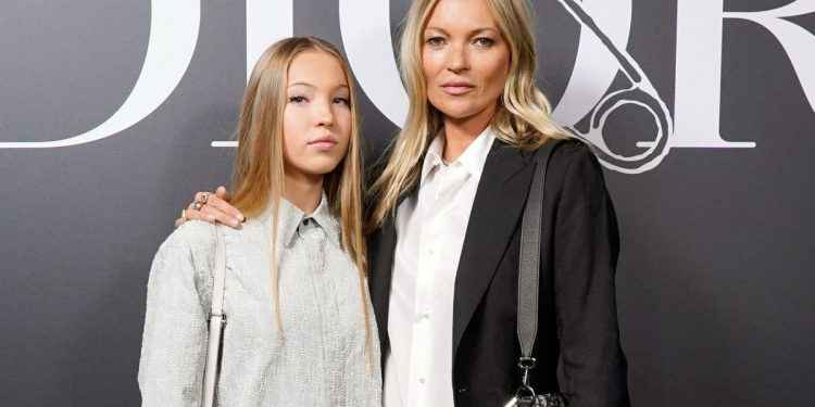 Hija de Kate Moss desfila en la pasarela con su aparato de insulina en el muslo