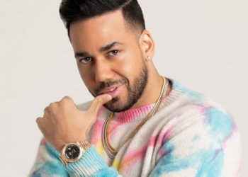 Romeo Santos se pasea por playa Bahía de las Águilas en Pedernales