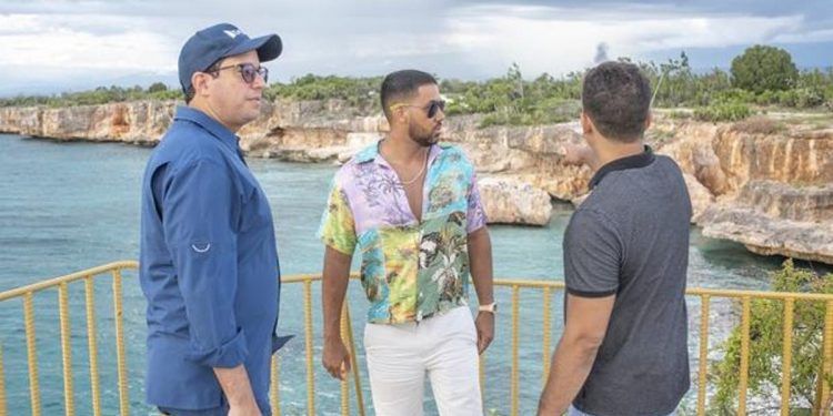 Romeo Santos muestra interés en proyectos turísticos en Pedernales
