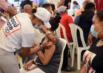 Miles acuden a vacunarse contra covid-19 en Santiago