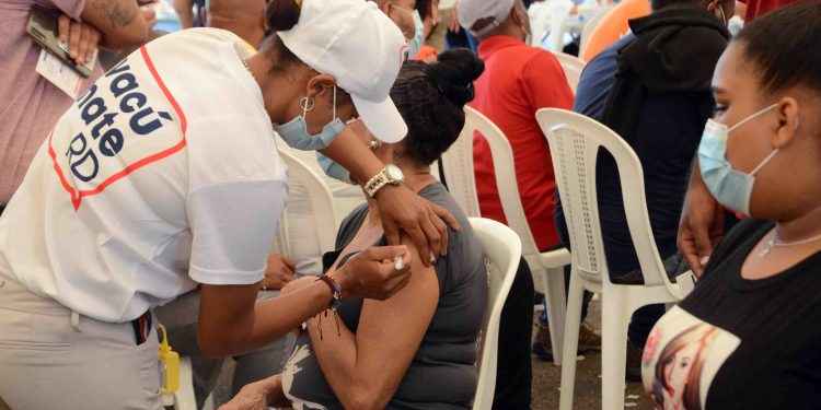 Miles acuden a vacunarse contra covid-19 en Santiago