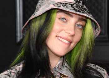 Billie Eilish no se come el pavo, lo abraza, quiere cambiar tradición de cientos de años