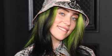 Billie Eilish no se come el pavo, lo abraza, quiere cambiar tradición de cientos de años