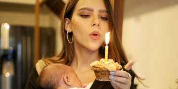 Yuya conmovió las redes con fotos amamantando a su hijo Mar