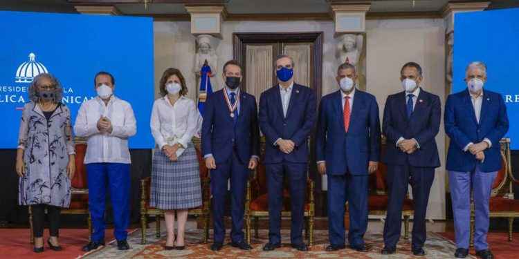 Abinader afirma administración pública es piedra angular de la calidad democrática del país