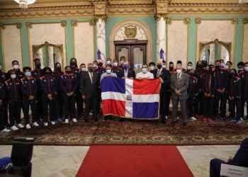 Presidente Abinader entrega bandera nacional a delegación que irá a Juegos Panamericanos Junior