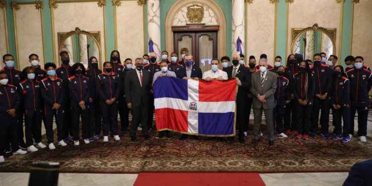 Presidente Abinader entrega bandera nacional a delegación que irá a Juegos Panamericanos Junior