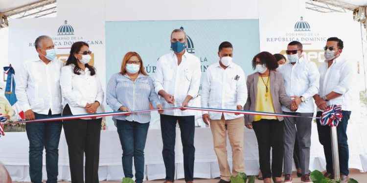 Abinader inaugura puente Las Yayas-Padre Las Casas, entrega títulos Propiedad e inspecciona Circunvalación