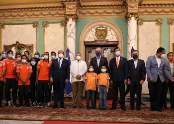 Presidente Abinader recibe al equipo de fútbol de Cibao FC