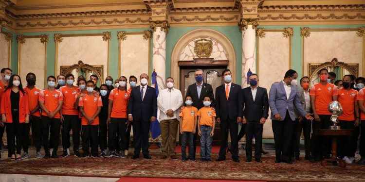 Presidente Abinader recibe al equipo de fútbol de Cibao FC