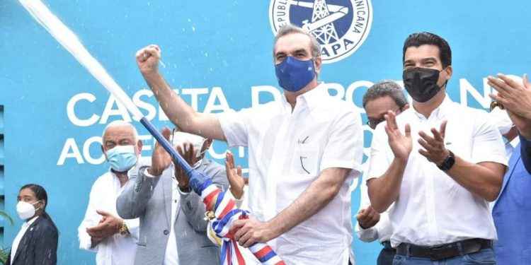 Abinader y Wellington Arnaud dejan habilitado acueducto en San Pedro de Macorís