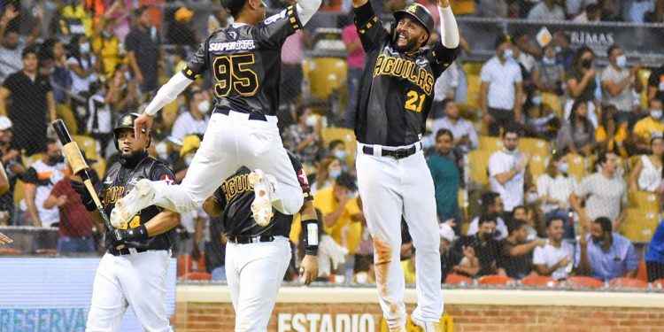 Águilas Cibaeñas dan paliza a los Gigantes del Cibao
