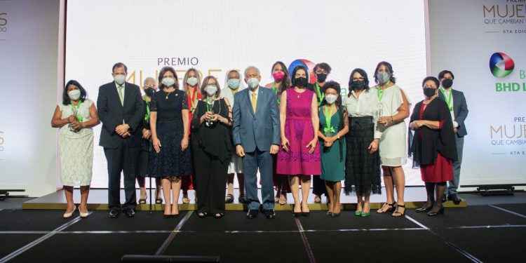 El BHD distingue a mujeres en entrega de reconocimientos