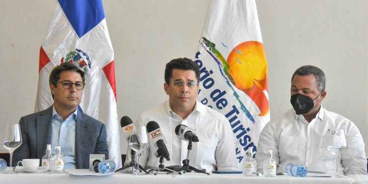 David Collado dice taxistas se afiliarán a Uber en la zona Este del país