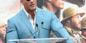 «The Rock» Johnson promete no usar más armas reales en sus películas