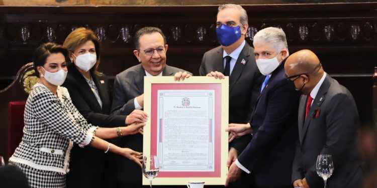 Gobernador del Banco Central resalta voluntad y decisión del presidente Abinader para reactivar el país