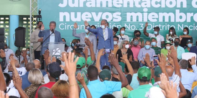Se juramentan en la FP 35 expresidentes de Comités  Intermedios del PLD y decenas de exdirigentes de otros partidos