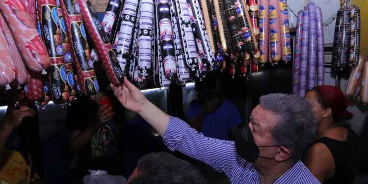 Leonel recorre barrios Zona Norte Distrito Nacional; intercambia con líderes de distintos sectores