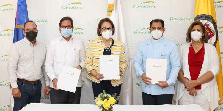 PUCMM y Plan Sierra firman acuerdo interinstitucional