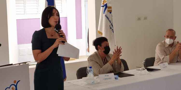 La primera dama y la directora ejecutiva del Inaipi inician servicios de un nuevo Caipi en Santiago