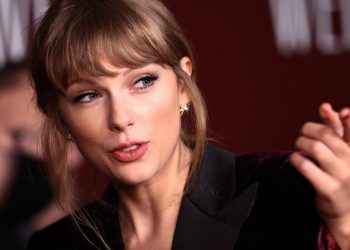 Taylor Swift y el traje de terciopelo para brillar esta Navidad