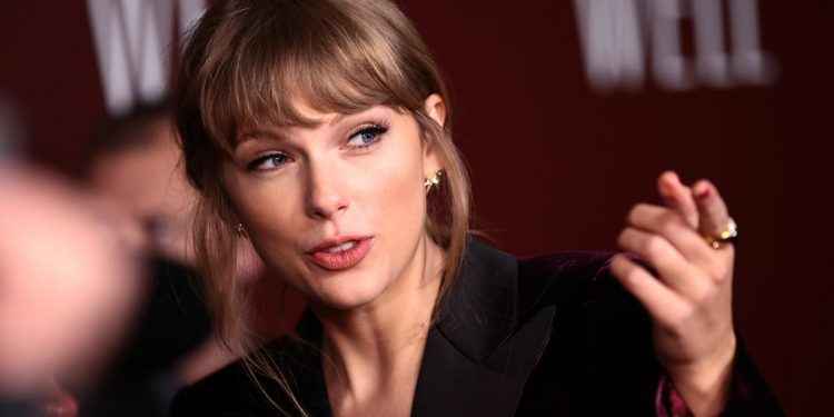 Taylor Swift y el traje de terciopelo para brillar esta Navidad