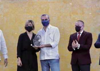 Abinader: «Me siento orgulloso de los médicos del país por su valentia y arrojo»