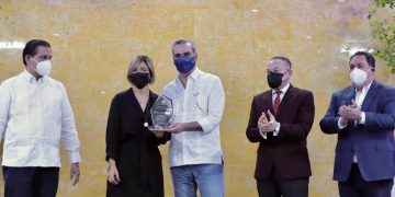 Abinader: «Me siento orgulloso de los médicos del país por su valentia y arrojo»