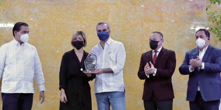 Abinader: «Me siento orgulloso de los médicos del país por su valentia y arrojo»