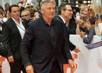 Alec Baldwin reclama la presencia de un policía en los rodajes tras incidente