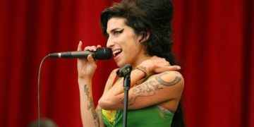 El vestido del último show de Amy Winehouse es vendido por 243,200 dólares