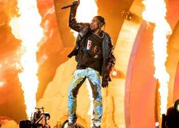 Demandan a Travis Scott por concierto en Texas donde murieron ocho personas