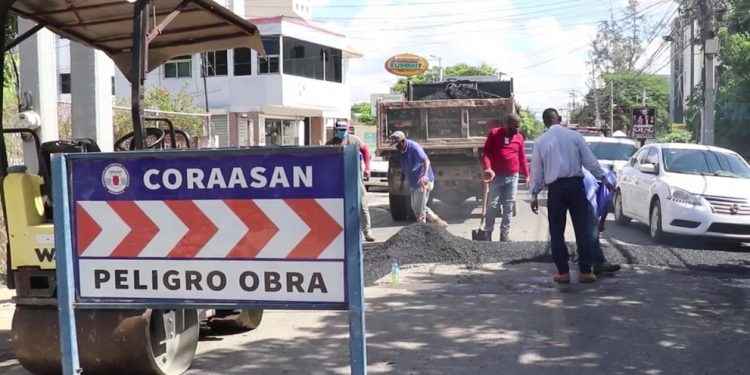 Coraasan lleva a cabo plan de bacheo en vías intervenidas en Santiago